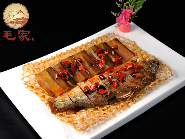 大片臘肉拼風(fēng)干武昌魚